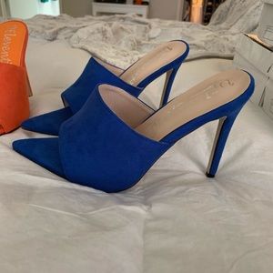 Blue pointed toe mule